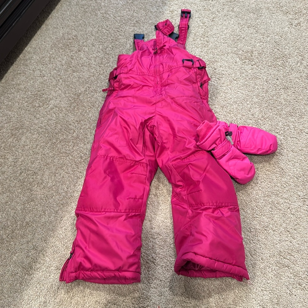 4 pcs same size : two snow bibs and two pairs gloves for girls